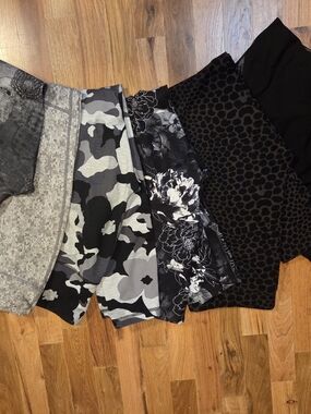 6 Piece Bundle Of Women's Black & Gray Patterned Leggings Size Medium